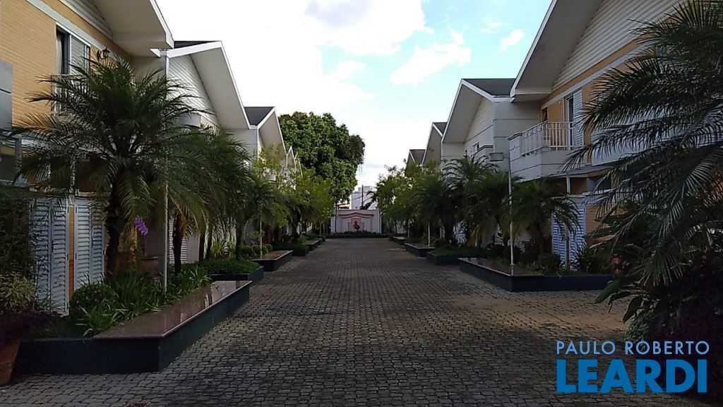 Casas de Condomínio com quadra poliesportiva à venda em Flora